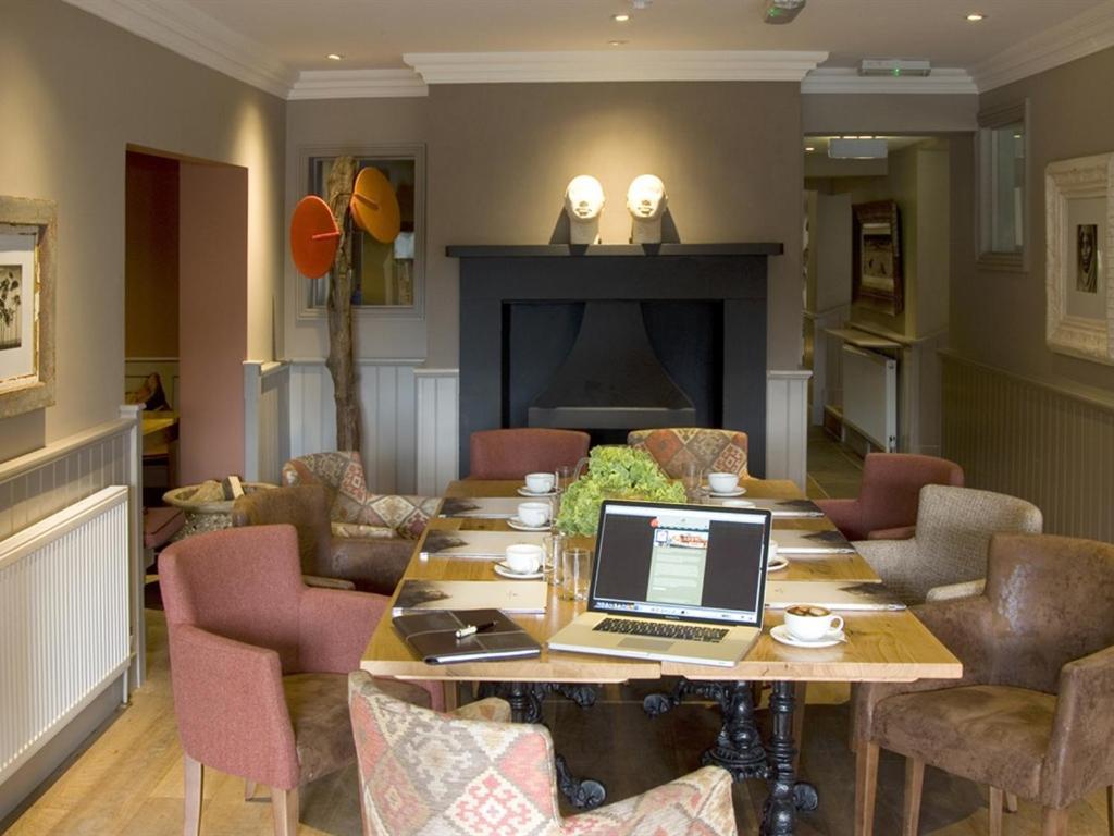 The Percy Arms Hotel กิลด์ฟอร์ด ภายนอก รูปภาพ