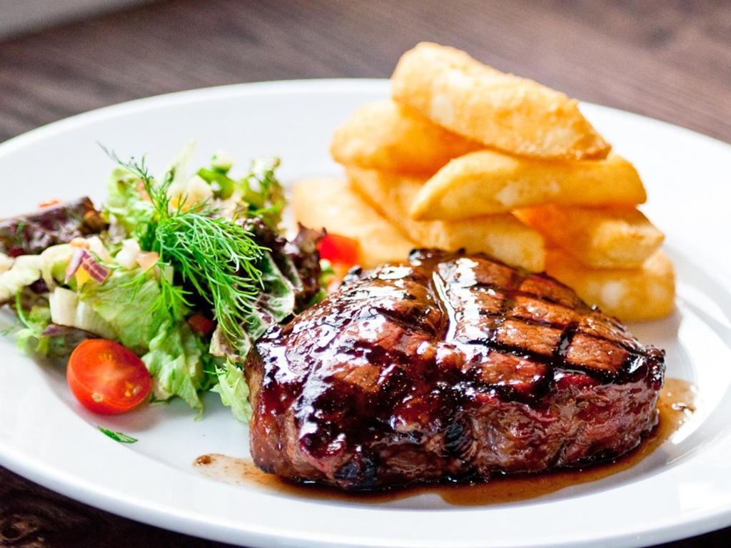 The Percy Arms Hotel กิลด์ฟอร์ด ภายนอก รูปภาพ